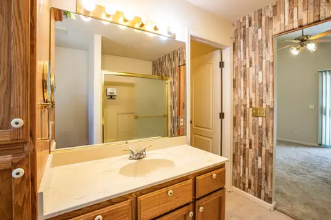 Bath - 5512 Mill Pond Ln, Redding, CA 96001 photo 2 of 3