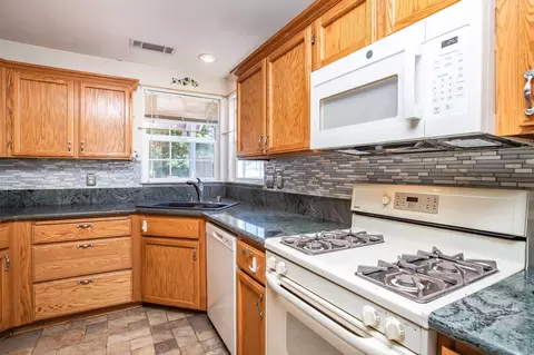 Kitchen - 5512 Mill Pond Ln, Redding, CA 96001 photo 2 of 3