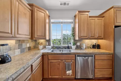 Kitchen - 5556 Diamond Ridge Dr, Redding, CA 96003 photo 4 of 4