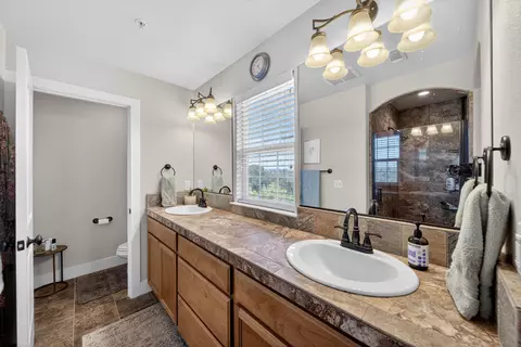 Bath - 5556 Diamond Ridge Dr, Redding, CA 96003 photo 2 of 4