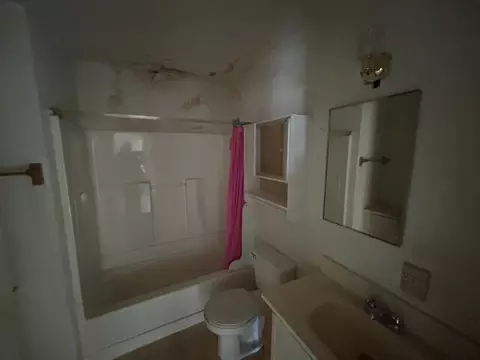 Bath - 1108 4th St, Redding, CA 96002 photo 1 of 1