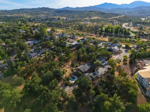 View/Area - 3821 Pebble Dr, Redding, CA 96001 photo 13 of 18