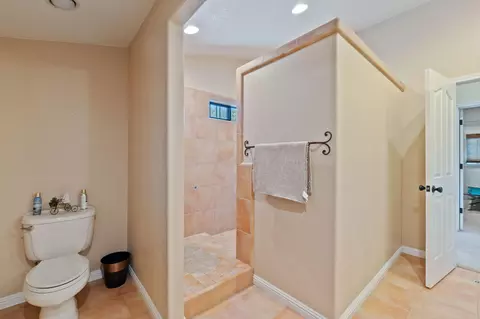 Bath - 13180 Montecito Rd, Red Bluff, CA 96080 photo 6 of 7