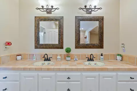Bath - 13180 Montecito Rd, Red Bluff, CA 96080 photo 5 of 7