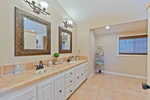 Bath - 13180 Montecito Rd, Red Bluff, CA 96080 photo 4 of 7