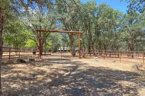 Exterior - 13180 Montecito Rd, Red Bluff, CA 96080 photo 10 of 29