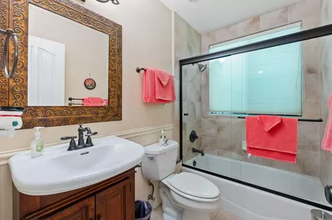 Bath - 13180 Montecito Rd, Red Bluff, CA 96080 photo 3 of 7