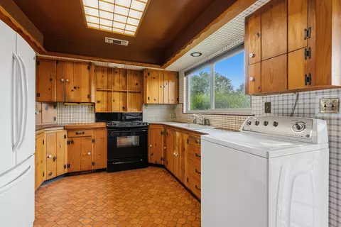 Kitchen - 126 Mary Ln, Red Bluff, CA 96080 photo 3 of 5