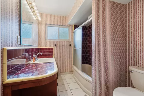Bath - 126 Mary Ln, Red Bluff, CA 96080 photo 2 of 3