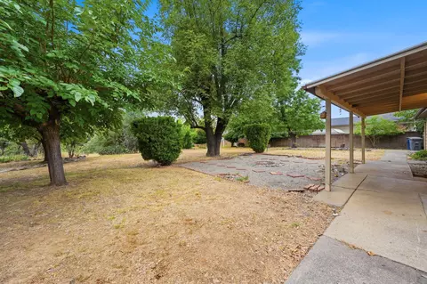 Exterior - 860 Lake Blvd, Redding, CA 96003 photo 3 of 8