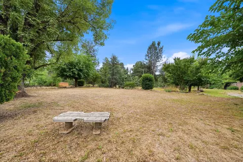 Exterior - 860 Lake Blvd, Redding, CA 96003 photo 6 of 8