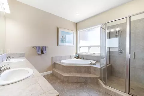Bath - 892 Coggins St, Redding, CA 96003 photo 2 of 3