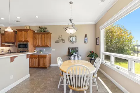 Dining - 892 Coggins St, Redding, CA 96003 photo 4 of 5