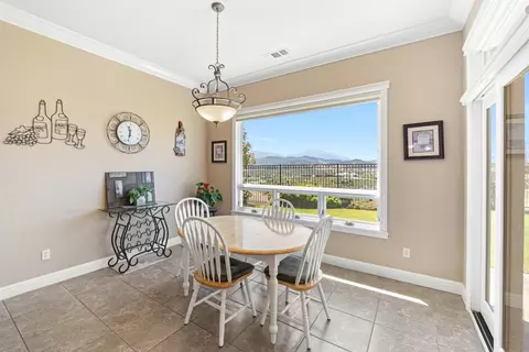 Dining - 892 Coggins St, Redding, CA 96003 photo 3 of 5