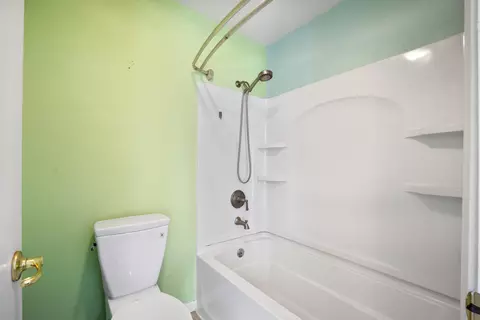 Bath - 3753 Canterbury Dr, Redding, CA 96002 photo 3 of 3