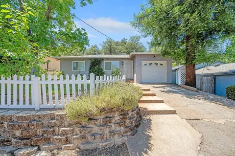 2912 West St, Redding, CA 96001