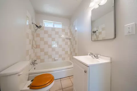 Bath - 1342 Willis St, Redding, CA 96001 photo 1 of 1