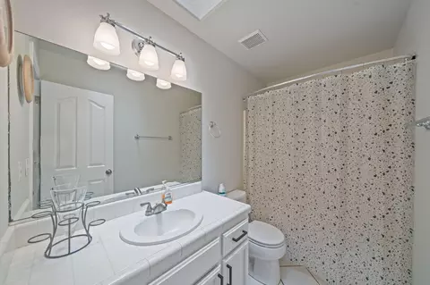 Bath - 1738 Almaden Dr, Redding, CA 96001 photo 2 of 2
