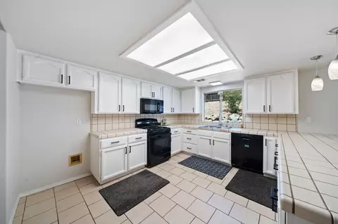 Kitchen - 1738 Almaden Dr, Redding, CA 96001 photo 4 of 5