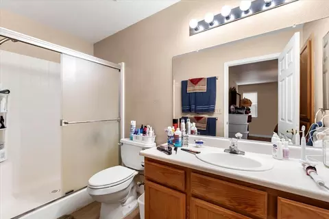 Bath - 4597 Lynbrook Loop, Redding, CA 96003 photo 4 of 5
