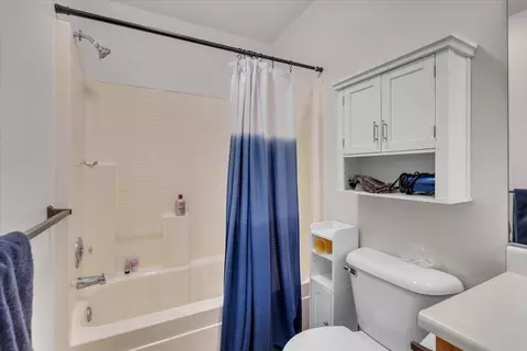Bath - 4597 Lynbrook Loop, Redding, CA 96003 photo 2 of 5