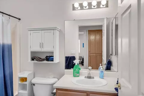 Bath - 4597 Lynbrook Loop, Redding, CA 96003 photo 1 of 5