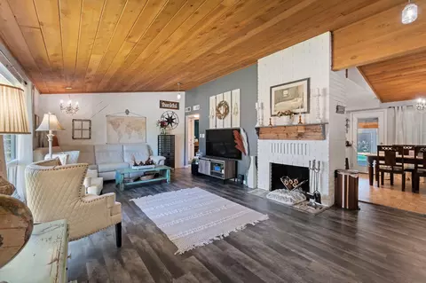 Living - 2075 Westwood Ave, Redding, CA 96001 photo 4 of 4