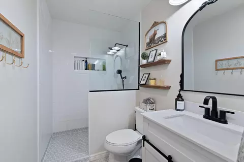 Bath - 2075 Westwood Ave, Redding, CA 96001 photo 2 of 2