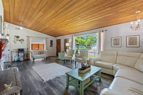 Living - 2075 Westwood Ave, Redding, CA 96001 photo 2 of 4