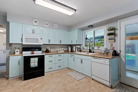 Kitchen - 2075 Westwood Ave, Redding, CA 96001 photo 1 of 3