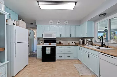 Kitchen - 2075 Westwood Ave, Redding, CA 96001 photo 2 of 3