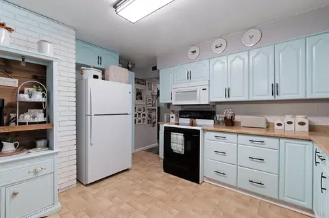 Kitchen - 2075 Westwood Ave, Redding, CA 96001 photo 3 of 3