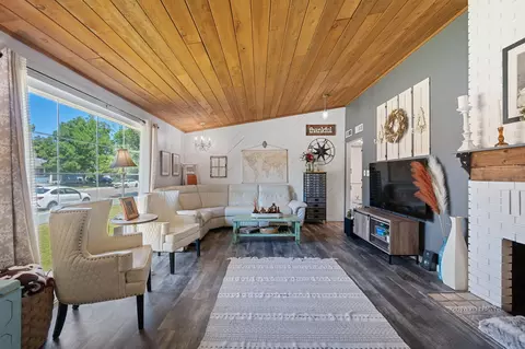 Living - 2075 Westwood Ave, Redding, CA 96001 photo 1 of 4