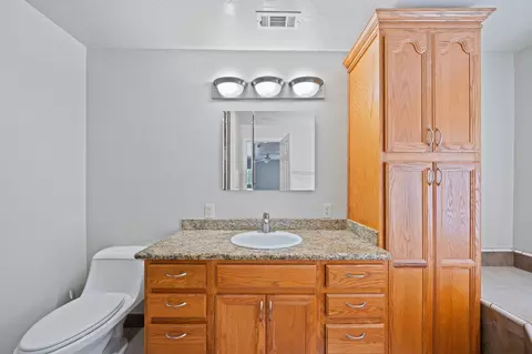 Bath - 1361 College Vw, Redding, CA 96003 photo 1 of 6