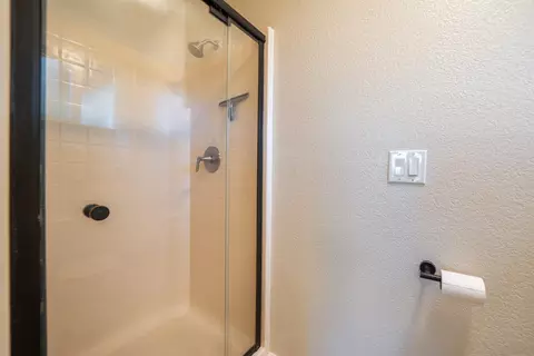 Bath - 1639 Whistling Dr, Redding, CA 96003 photo 2 of 3