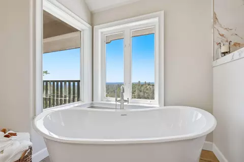 Bath - 15368 Mountain Shadows Dr, Redding, CA 96001 photo 2 of 6