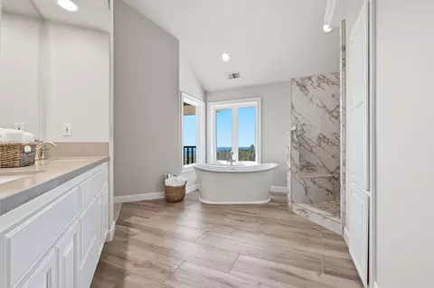 Bath - 15368 Mountain Shadows Dr, Redding, CA 96001 photo 1 of 6