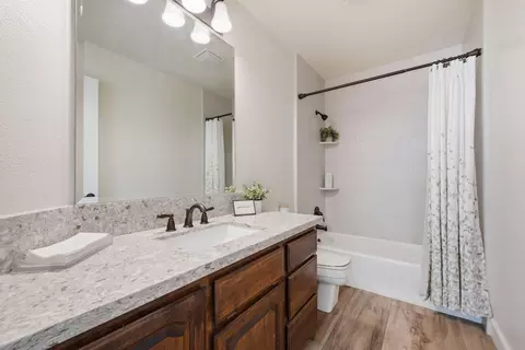 Bath - 15368 Mountain Shadows Dr, Redding, CA 96001 photo 5 of 6
