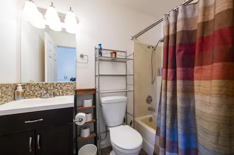 Bath - 1005 Grouse Dr, Redding, CA 96003 photo 3 of 3
