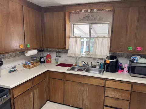 Kitchen - 1015 Gold St, Redding, CA 96001 photo 2 of 2