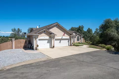 2707 SW Blue Bell Dr, Redding, CA 96001