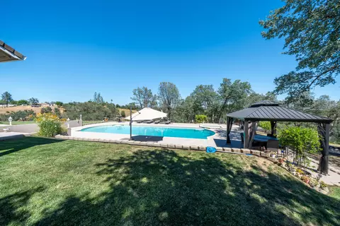 Exterior - 2707 Blue Bell Dr, Redding, CA 96001 photo 20 of 63