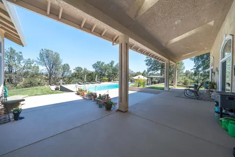 Exterior - 2707 Blue Bell Dr, Redding, CA 96001 photo 16 of 63
