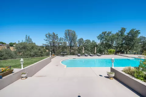 Exterior - 2707 Blue Bell Dr, Redding, CA 96001 photo 22 of 63