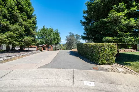 Exterior - 2707 Blue Bell Dr, Redding, CA 96001 photo 5 of 63