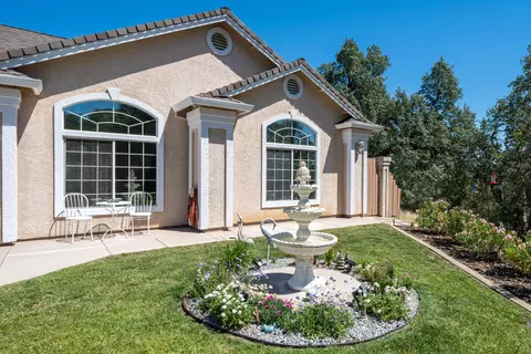 Exterior - 2707 Blue Bell Dr, Redding, CA 96001 photo 3 of 63