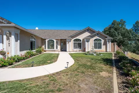 Exterior - 2707 Blue Bell Dr, Redding, CA 96001 photo 9 of 63