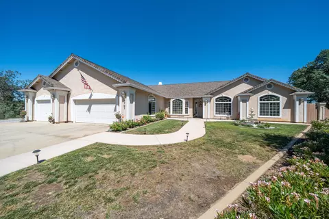 Exterior - 2707 Blue Bell Dr, Redding, CA 96001 photo 10 of 63