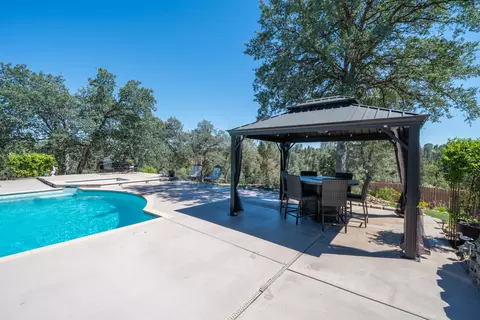 Exterior - 2707 Blue Bell Dr, Redding, CA 96001 photo 27 of 63