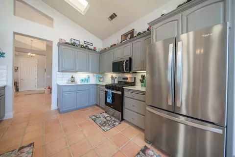 Kitchen - 2707 Blue Bell Dr, Redding, CA 96001 photo 4 of 8